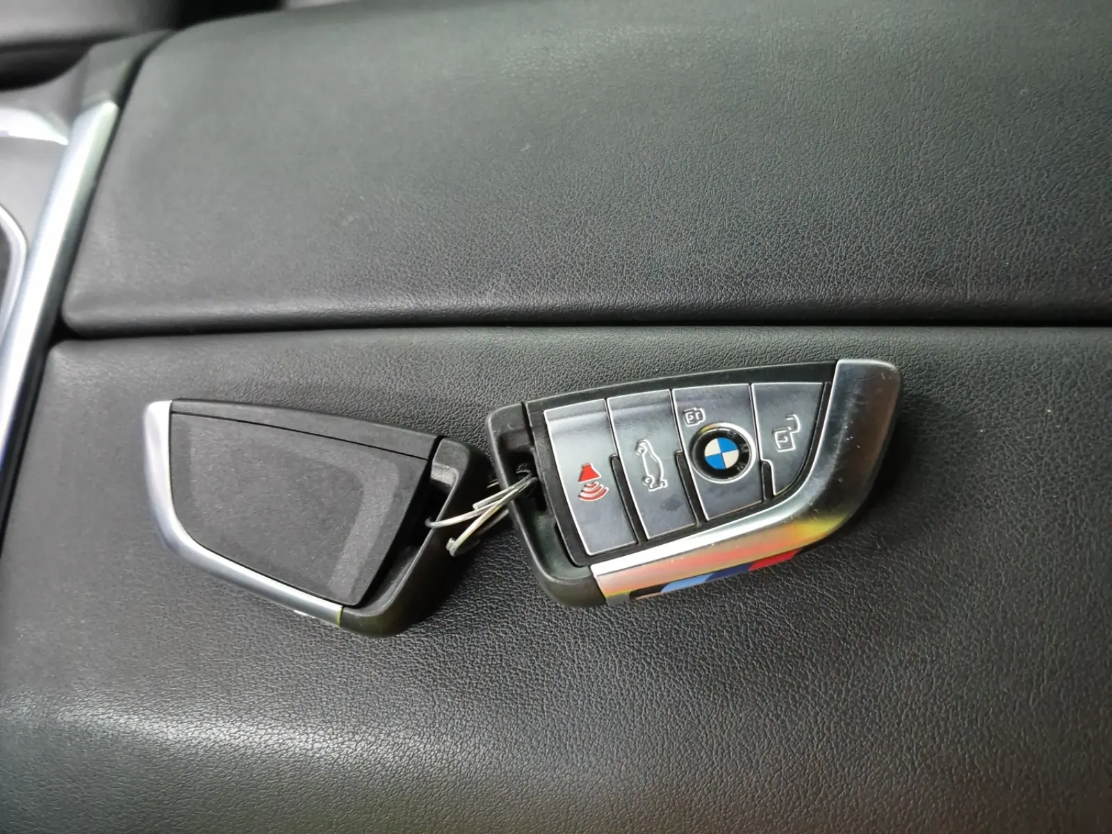 Keys/Fobs/Manual Photo