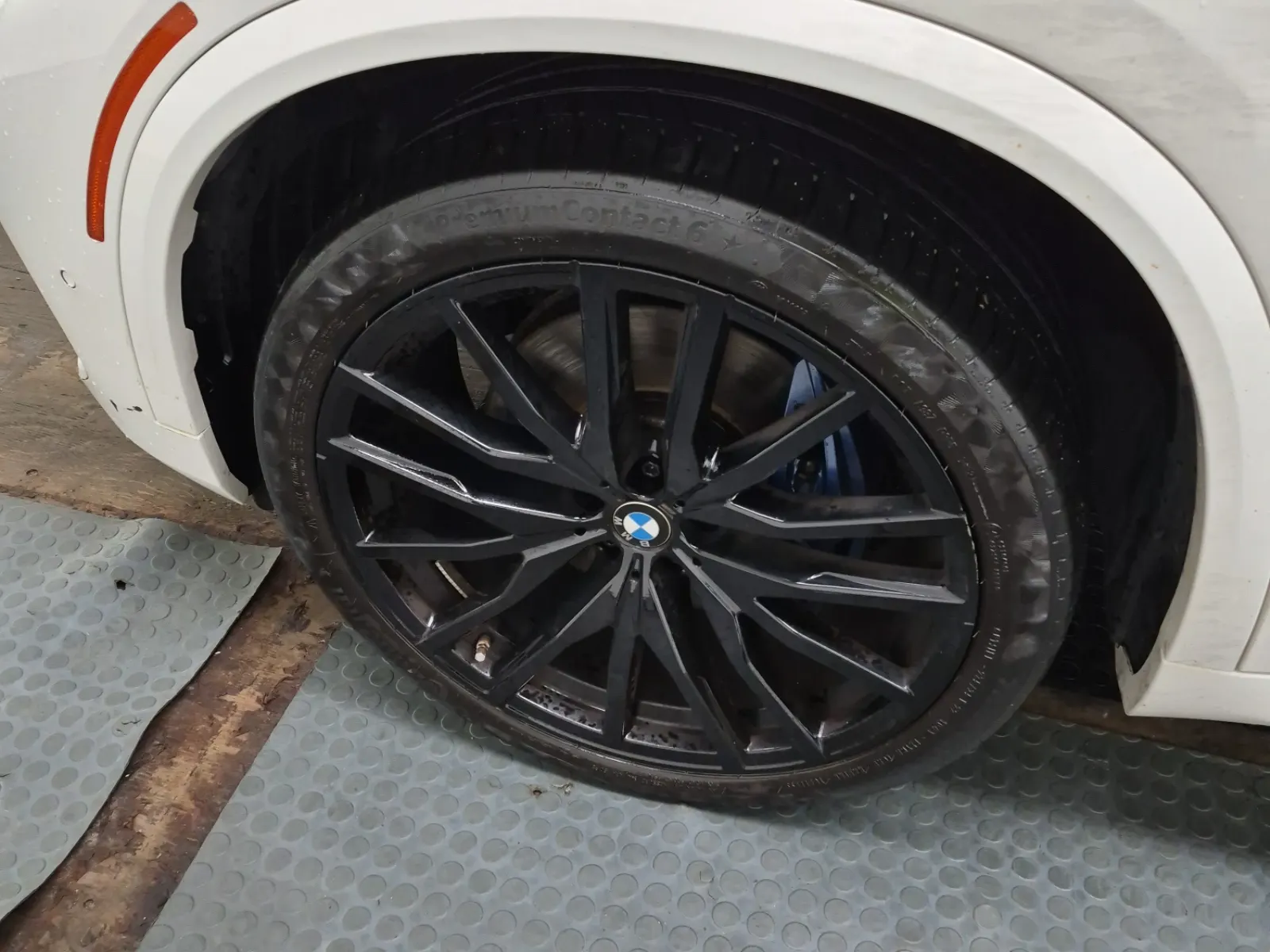 Front driver wheel/tire photo