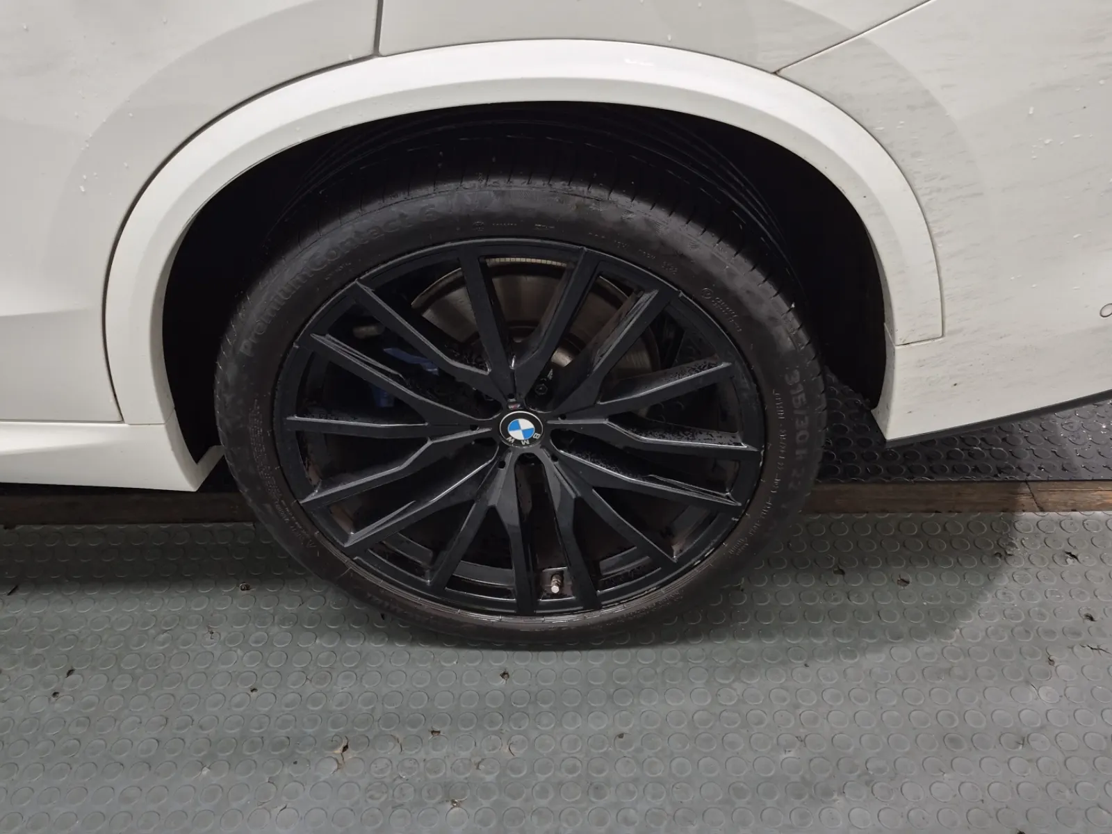 Left Rear Wheel/Tire Photo