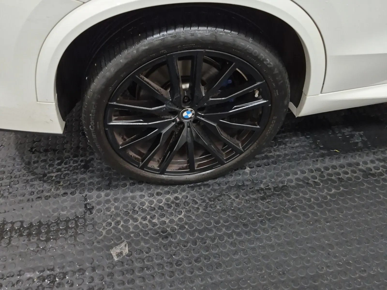 Right Rear Wheel/Tire Photo