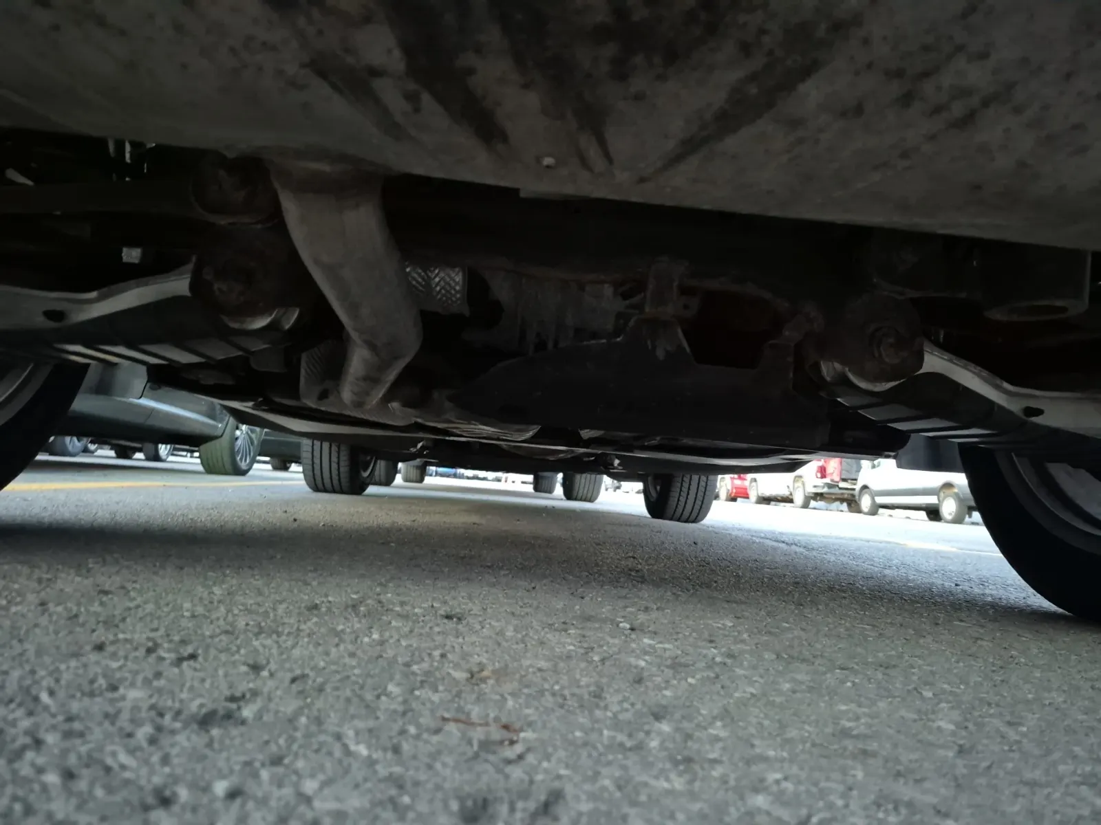 Undercarriage - Rear Photo
