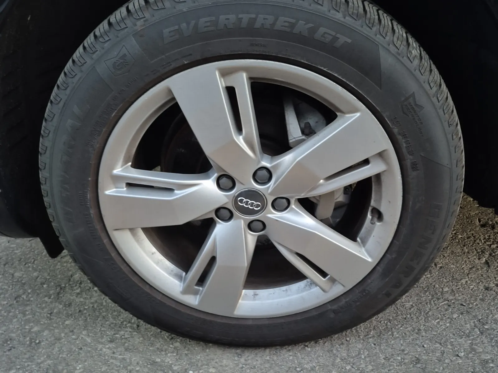 Front driver wheel/tire photo