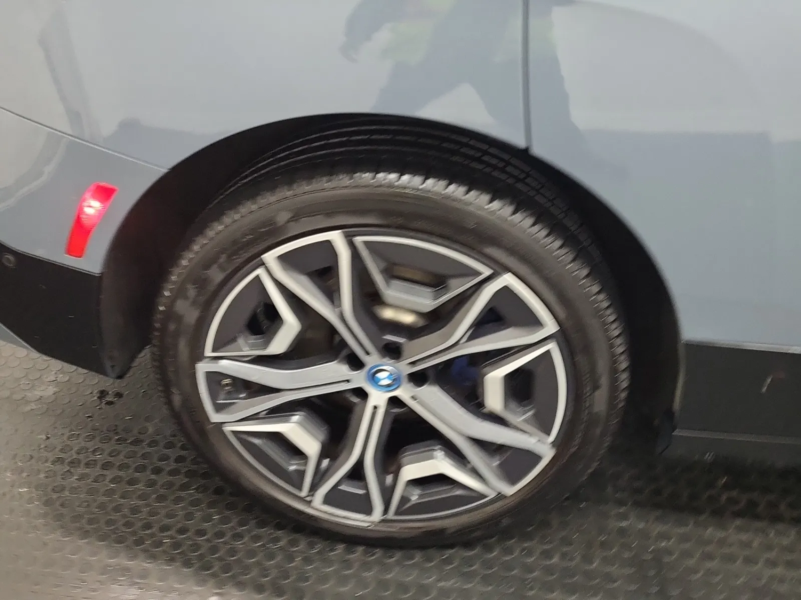 Right Rear Wheel/Tire Photo