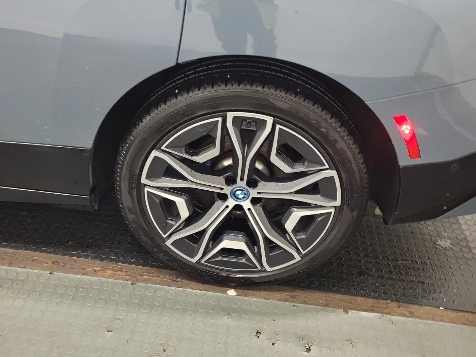 Left Rear Wheel/Tire Photo