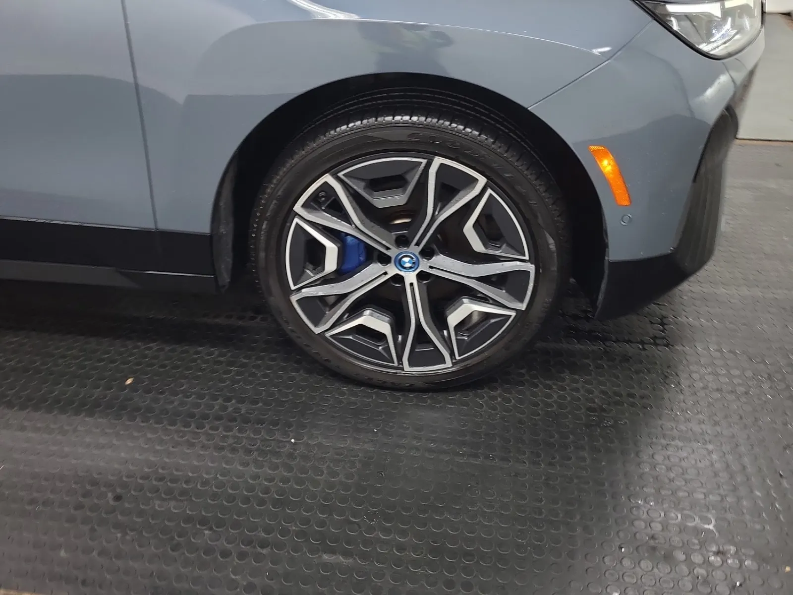 Right Front Wheel/Tire Photo