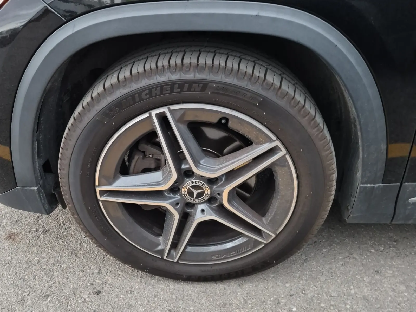 Front driver wheel/tire photo