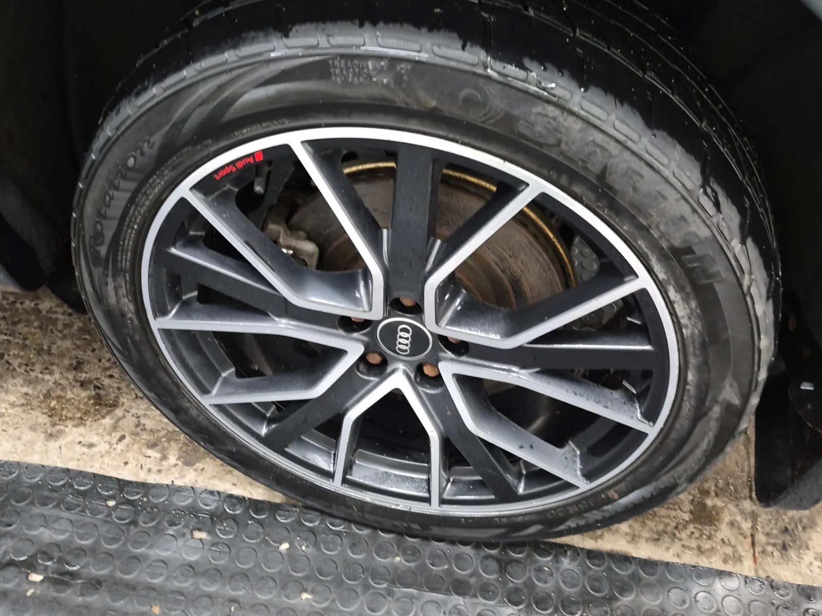 Left Rear Wheel/Tire Photo