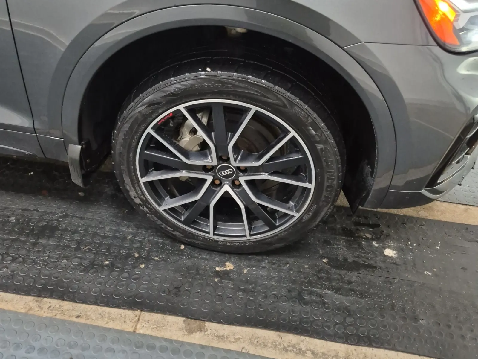 Right Front Wheel/Tire Photo
