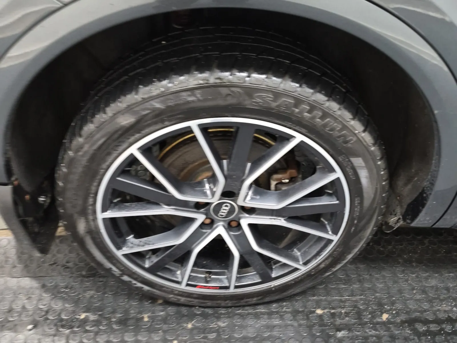 Right Rear Wheel/Tire Photo