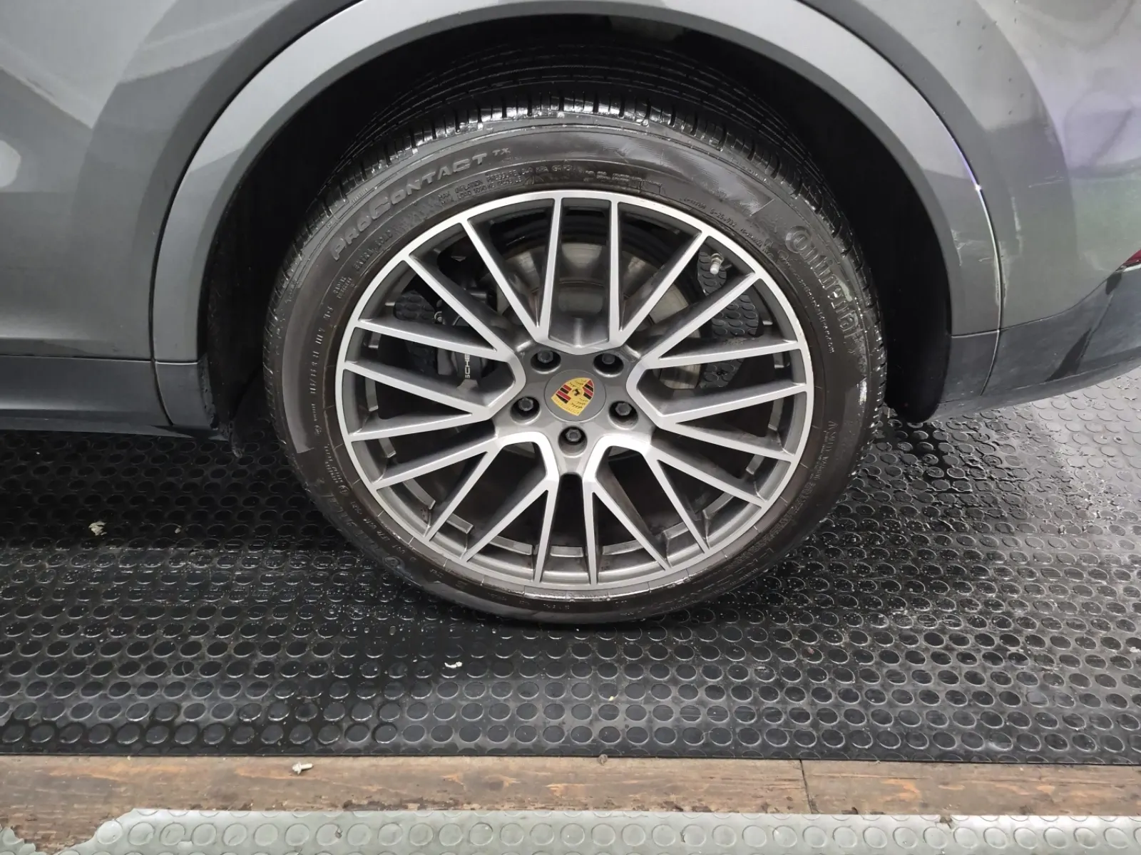 Left Rear Wheel/Tire Photo
