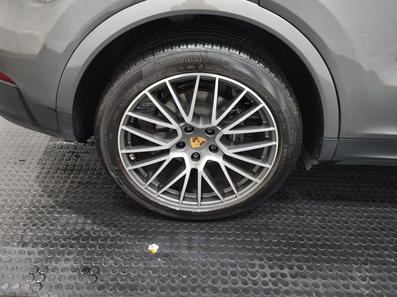 Right Rear Wheel/Tire Photo