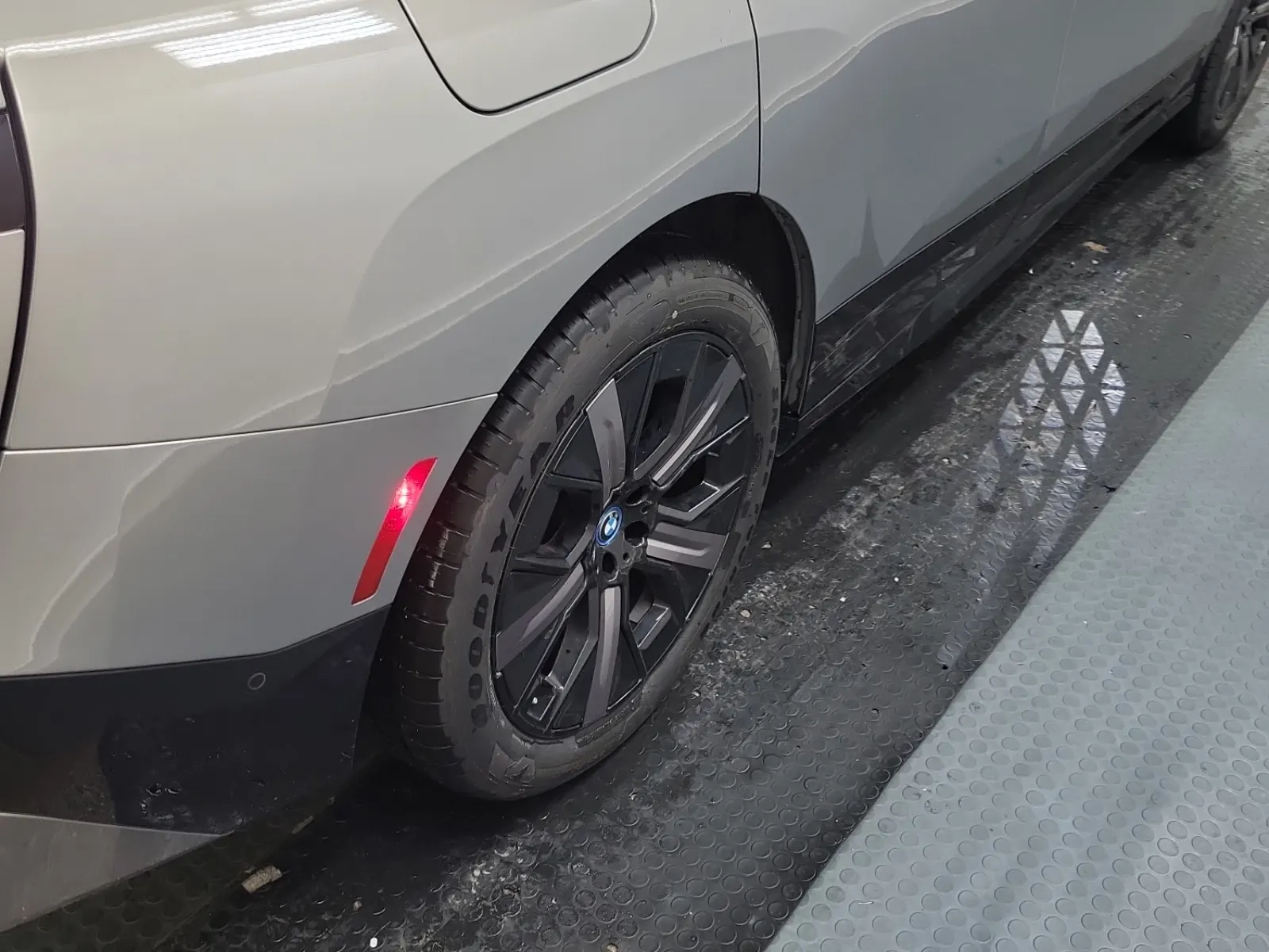 Right Rear Wheel/Tire Photo