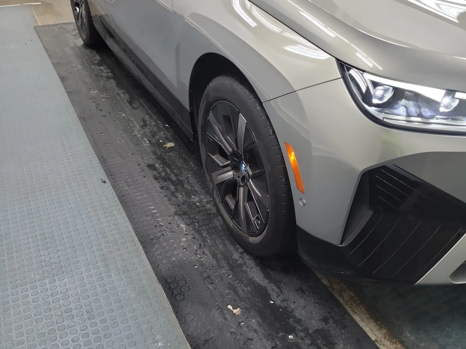 Right Front Wheel/Tire Photo