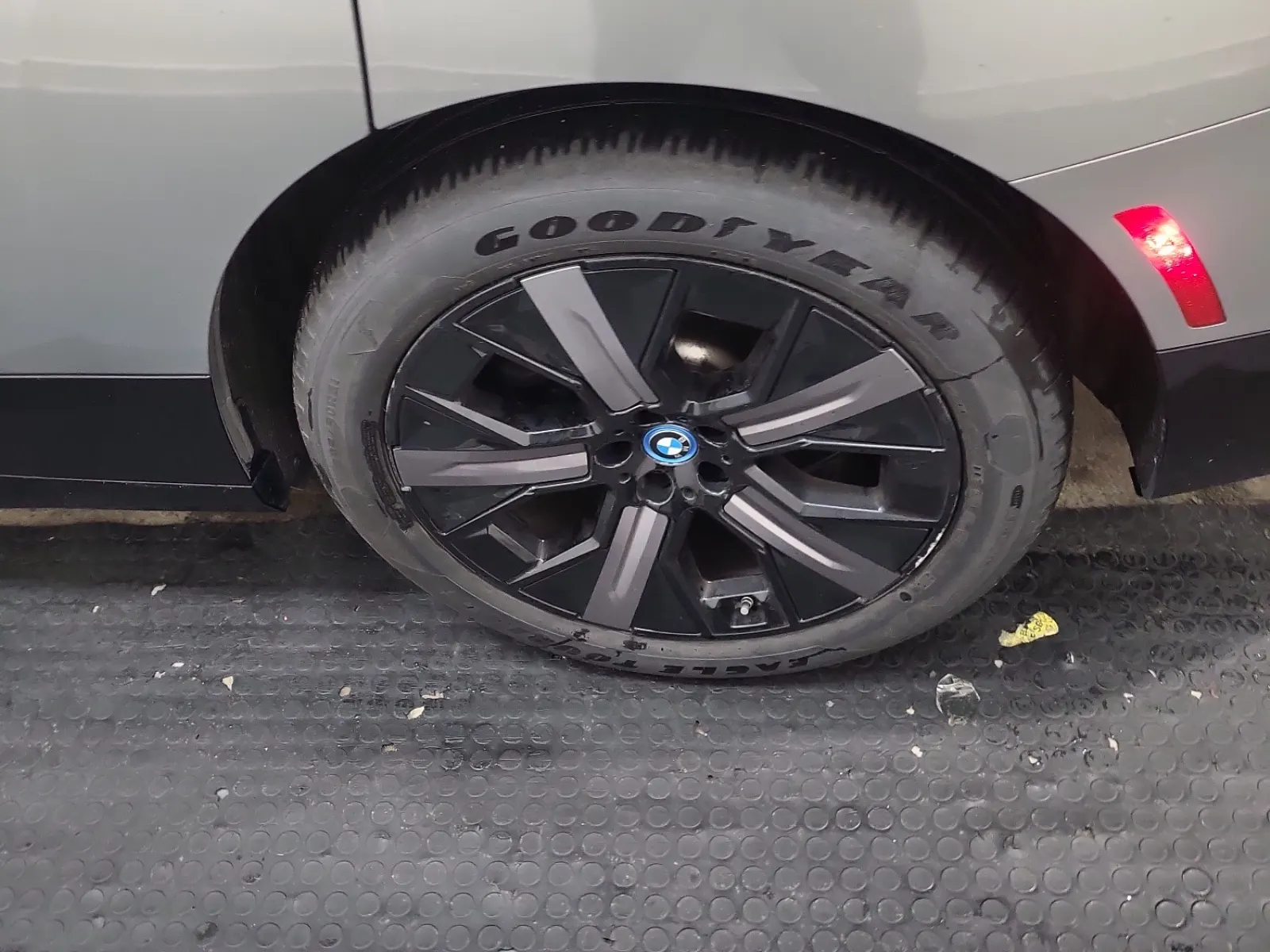 Left Rear Wheel/Tire Photo