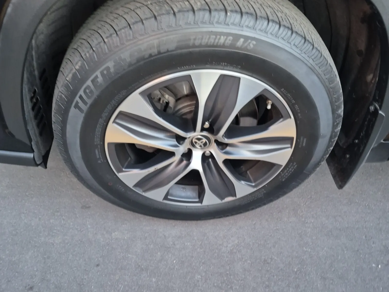Front driver wheel/tire photo