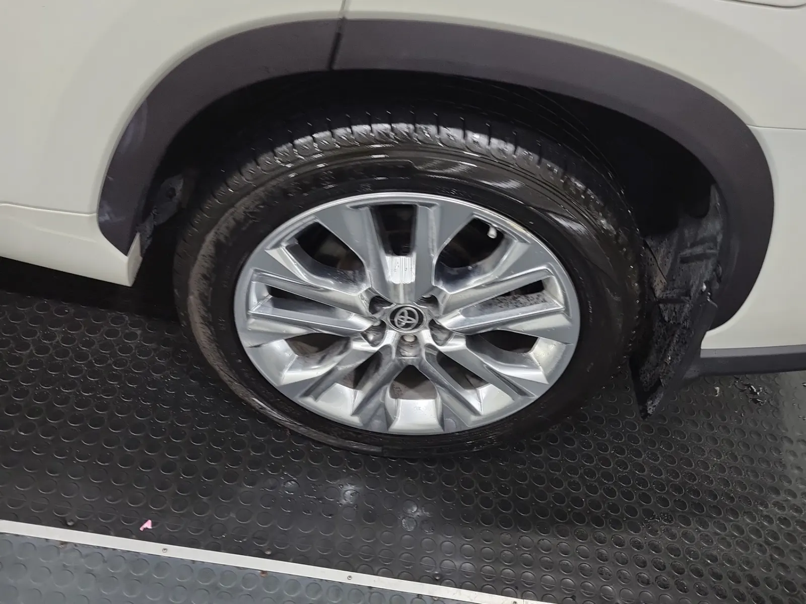 Left Rear Wheel/Tire Photo