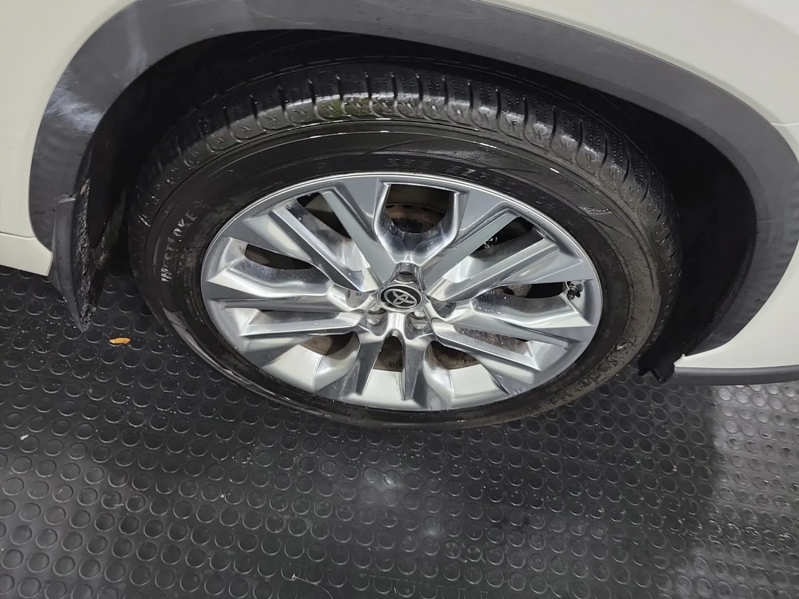 Right Front Wheel/Tire Photo