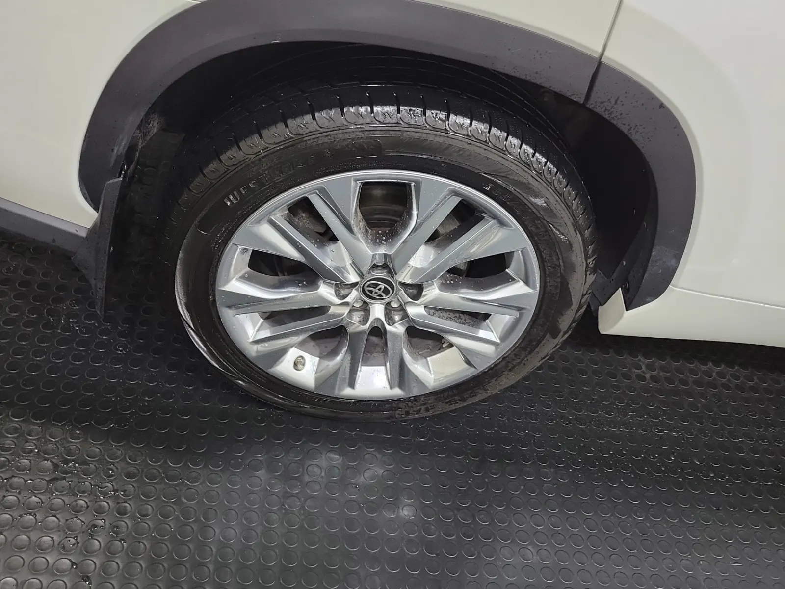 Right Rear Wheel/Tire Photo