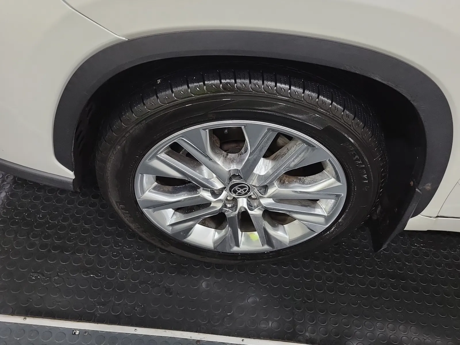 Front driver wheel/tire photo