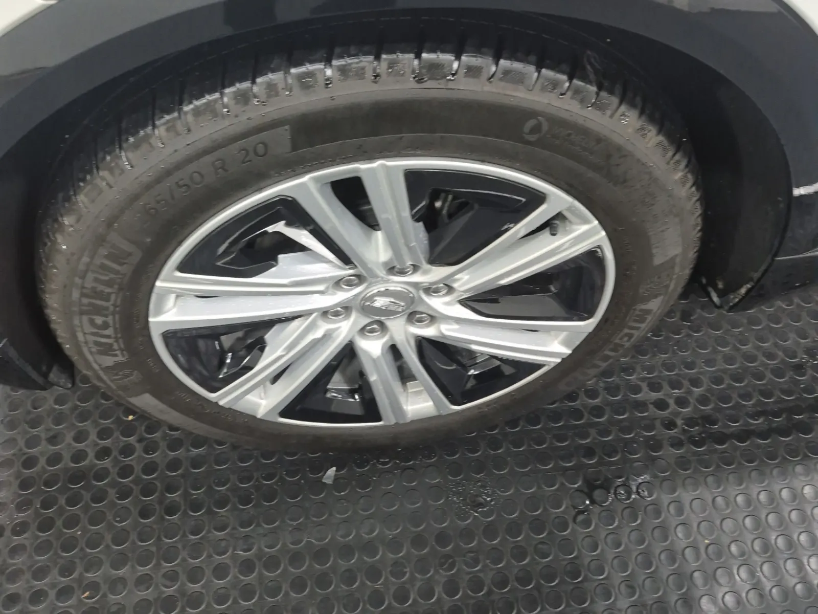 Front driver wheel/tire photo