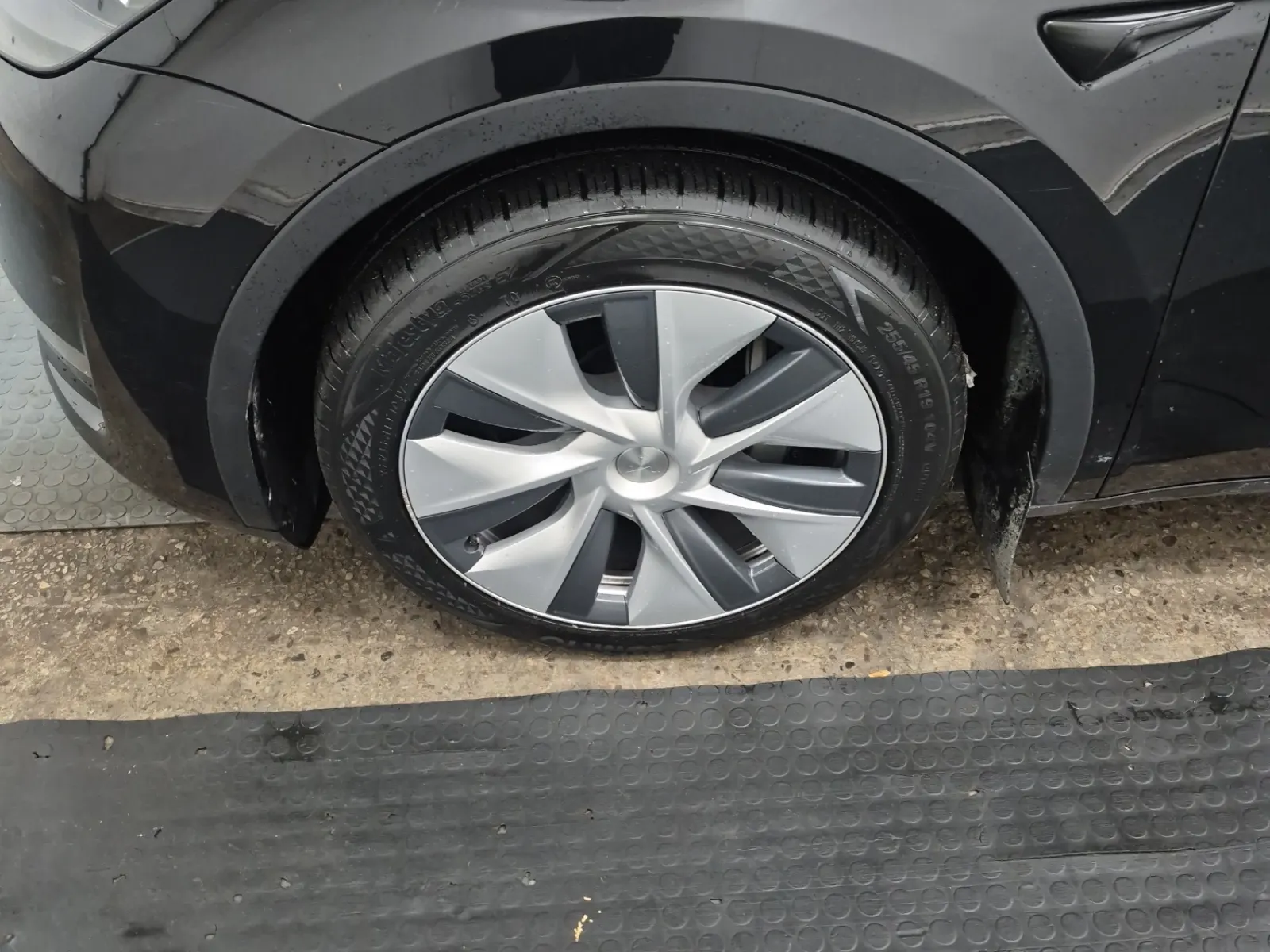 Front driver wheel/tire photo