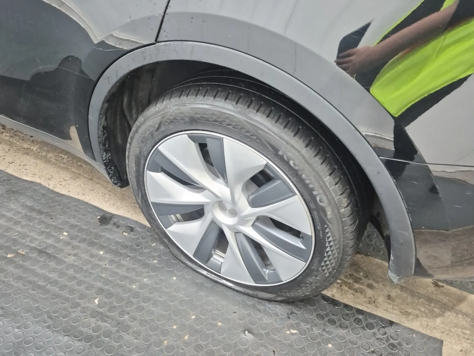 Left Rear Wheel/Tire Photo