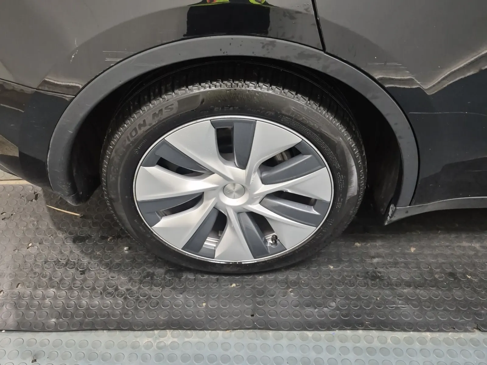Right Rear Wheel/Tire Photo