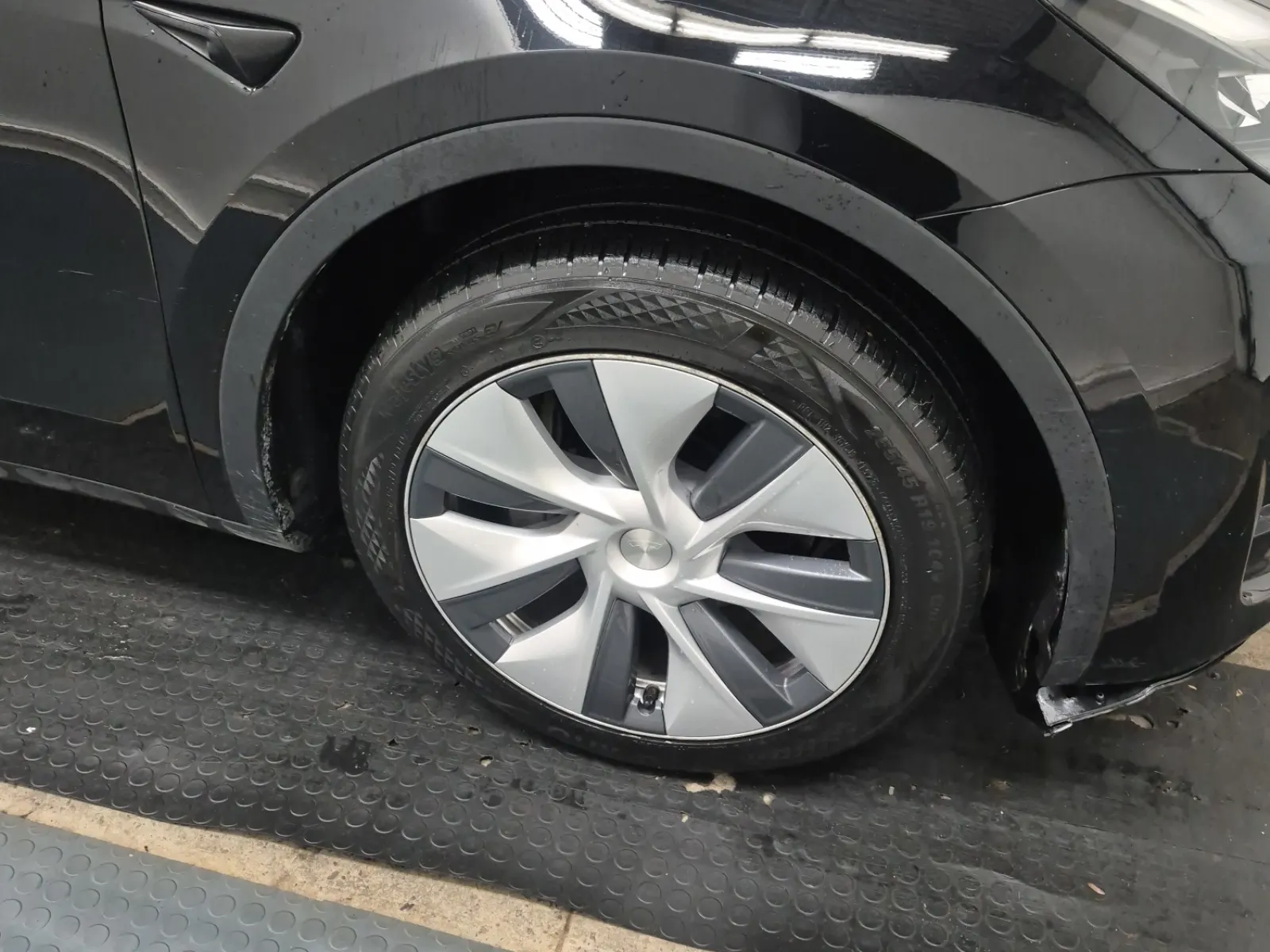 Right Front Wheel/Tire Photo