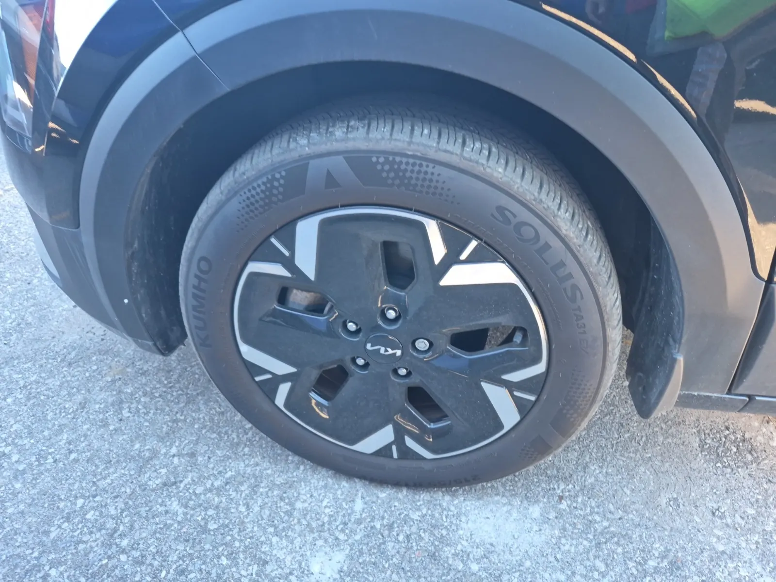 Front driver wheel/tire photo