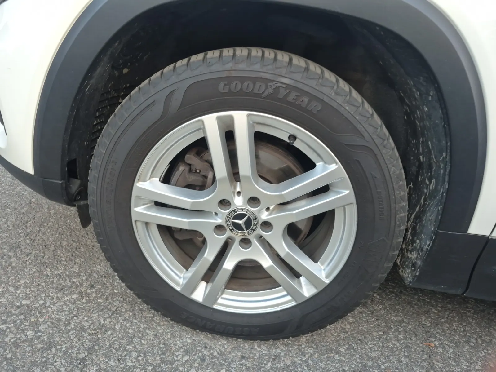 Front driver wheel/tire photo