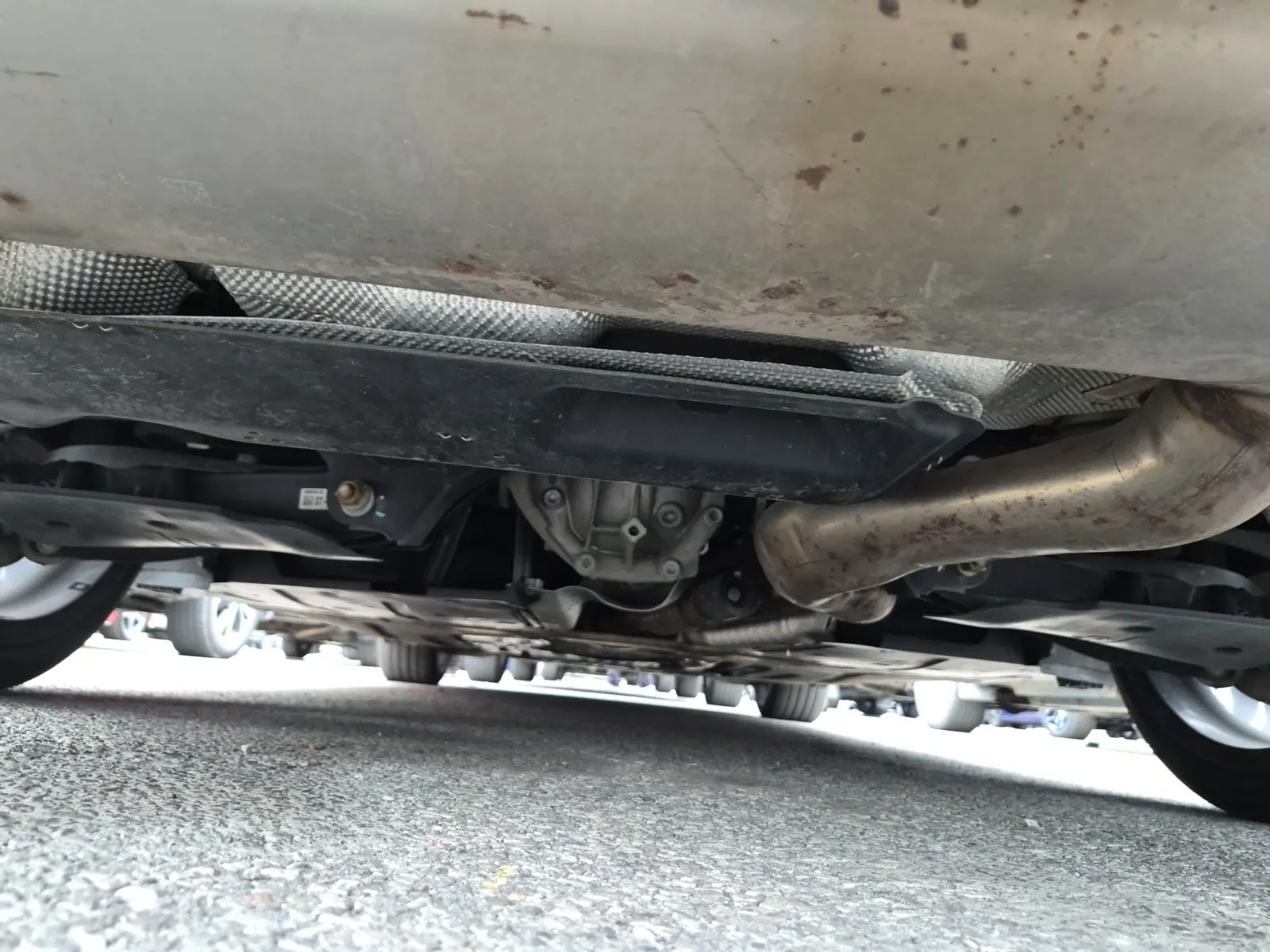 Undercarriage - Rear Photo