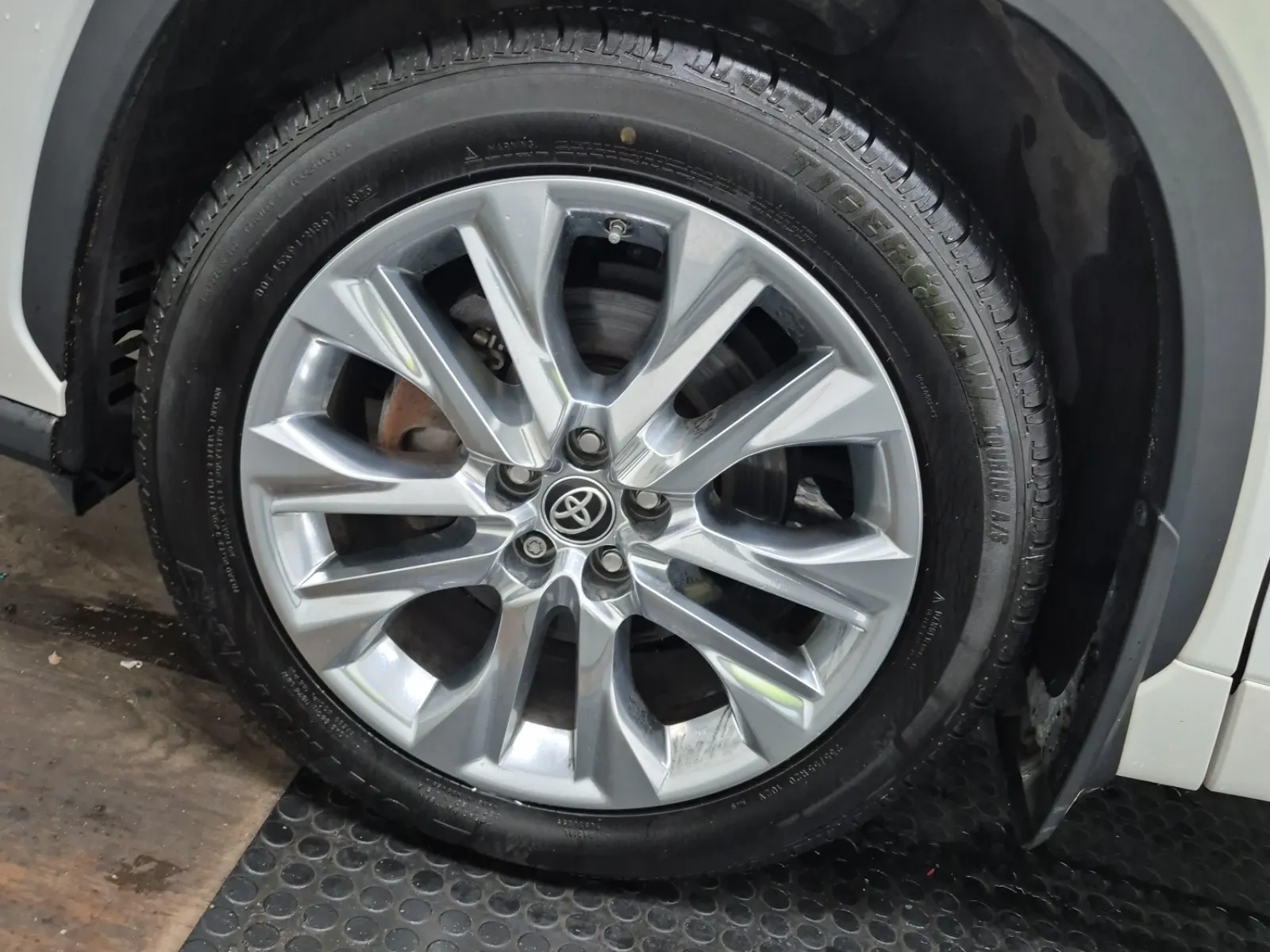 Front driver wheel/tire photo