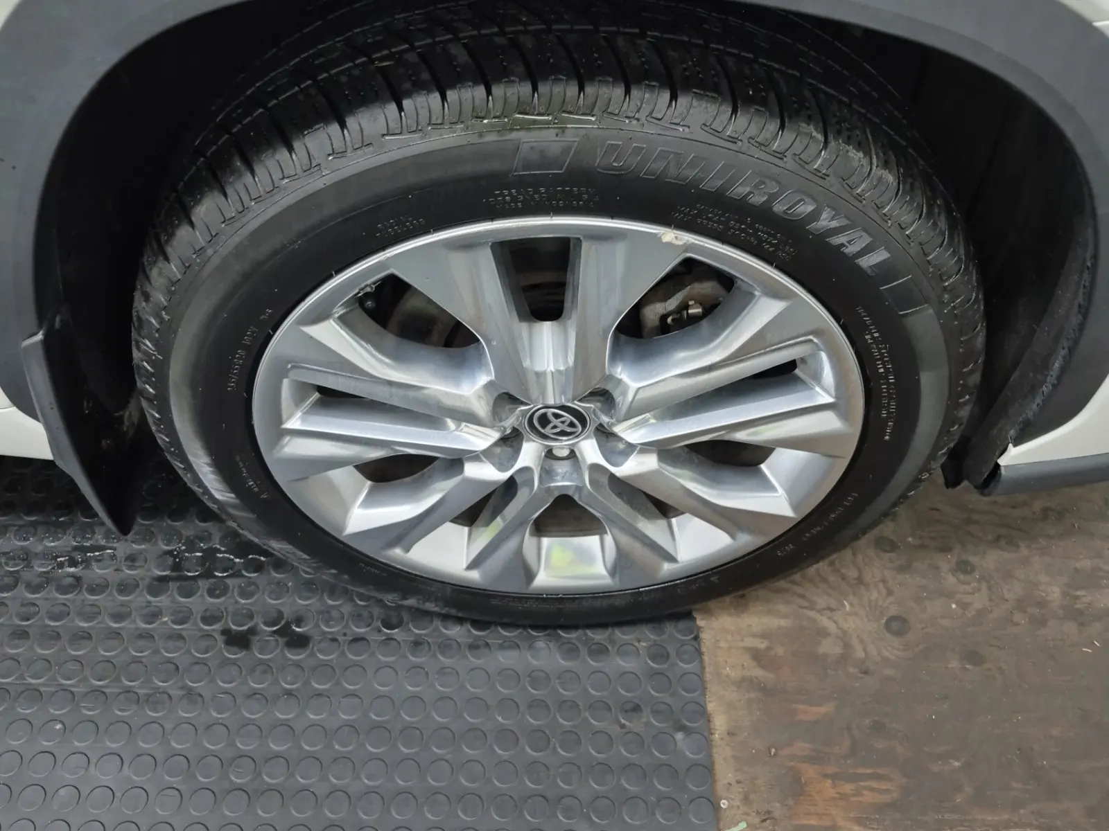 Right Front Wheel/Tire Photo