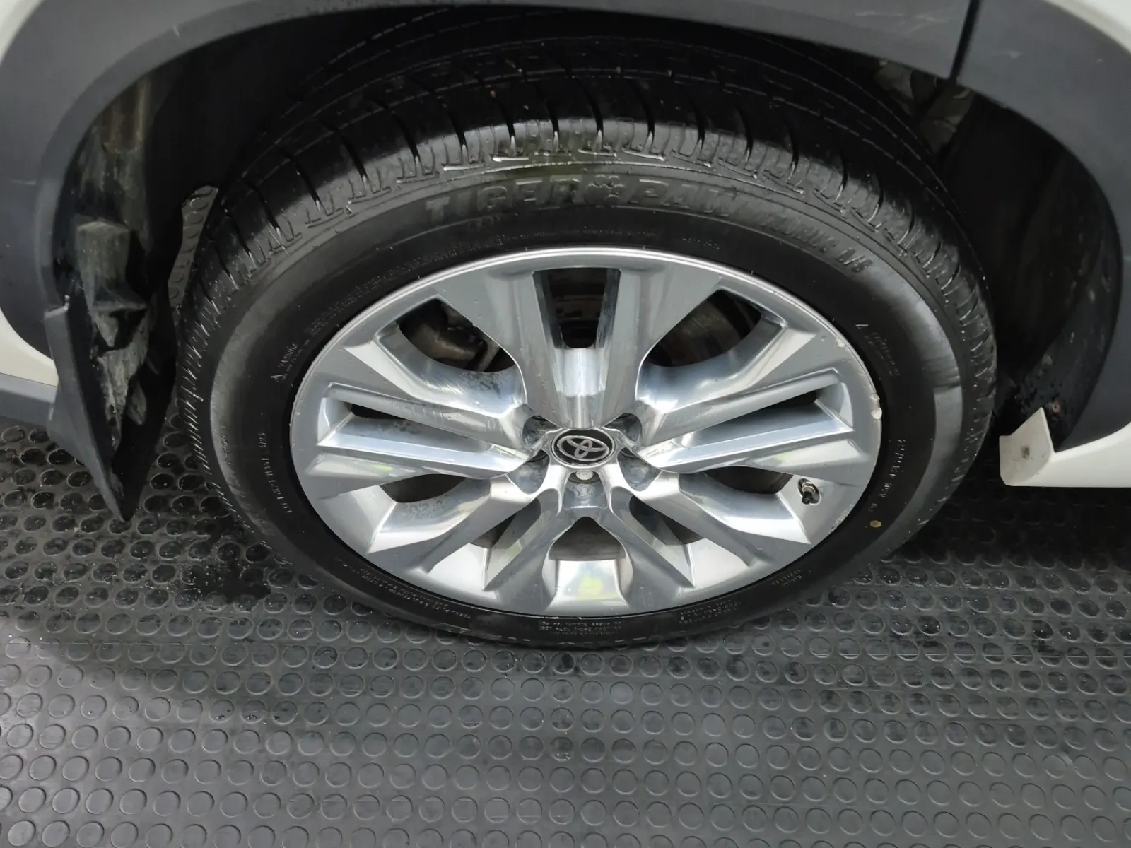Right Rear Wheel/Tire Photo