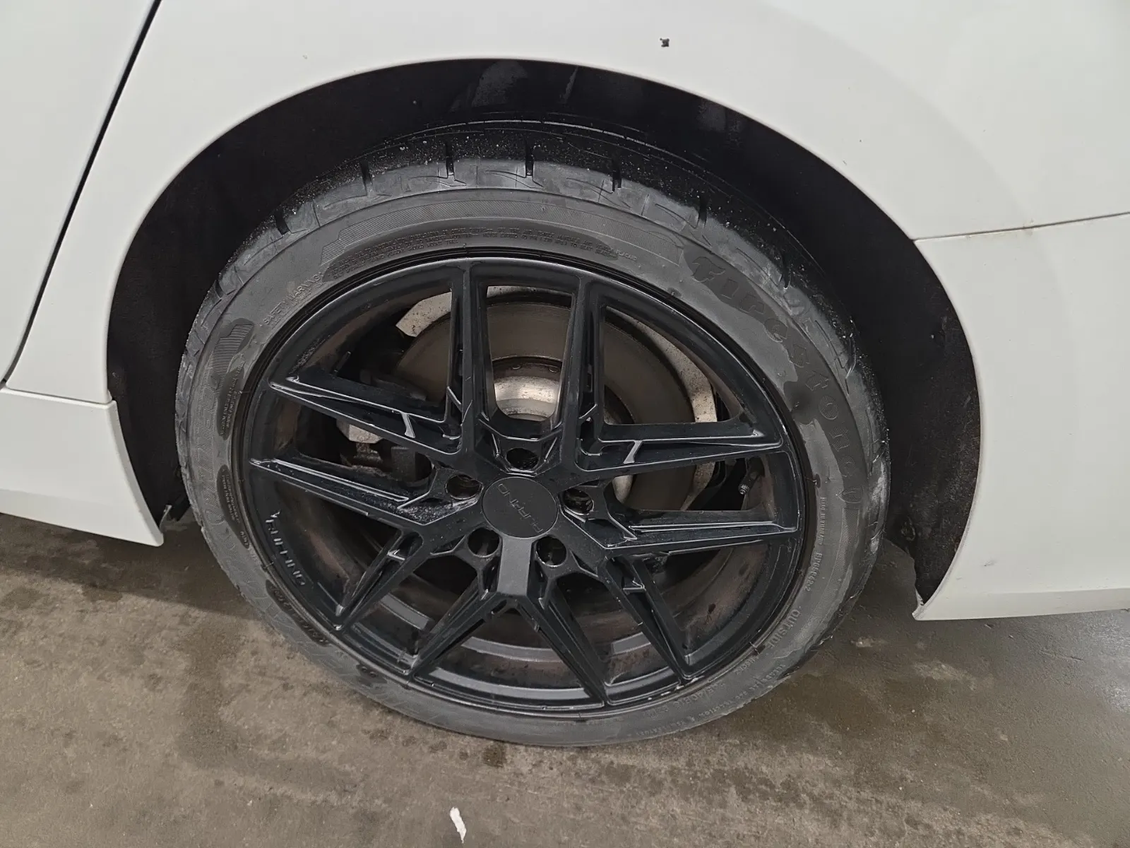 Left Rear Wheel/Tire Photo