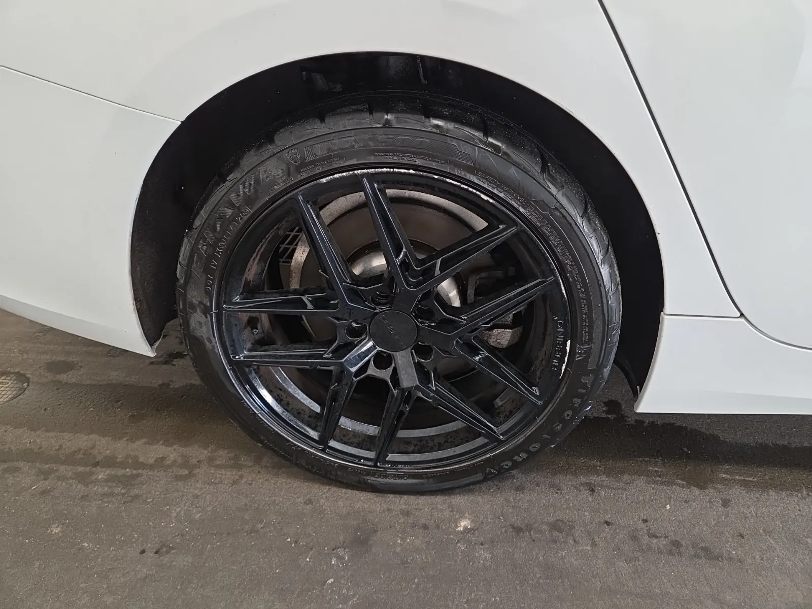 Right Rear Wheel/Tire Photo