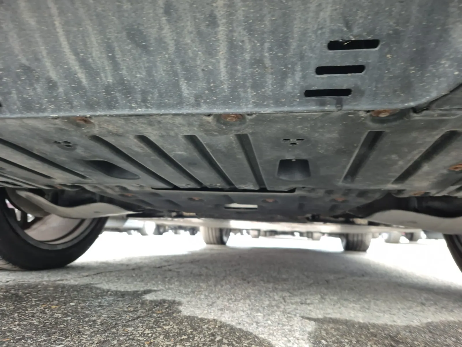 Undercarriage - Rear Photo