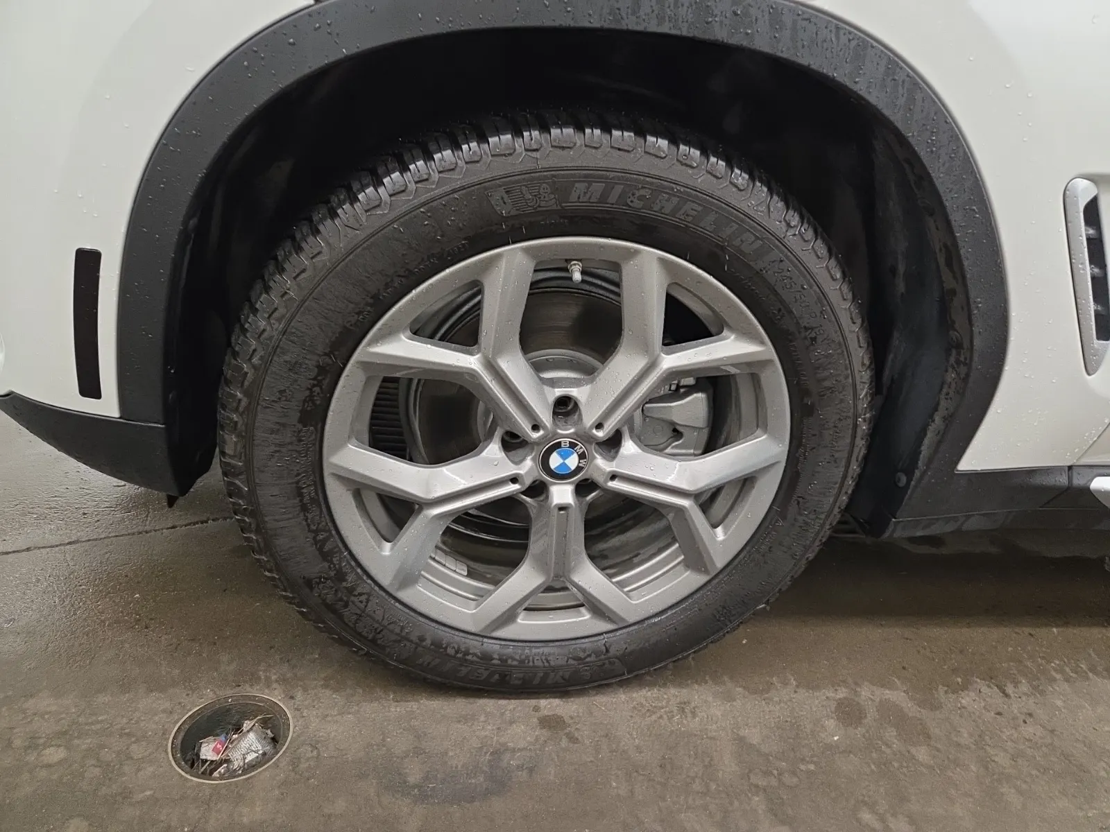 Front driver wheel/tire photo
