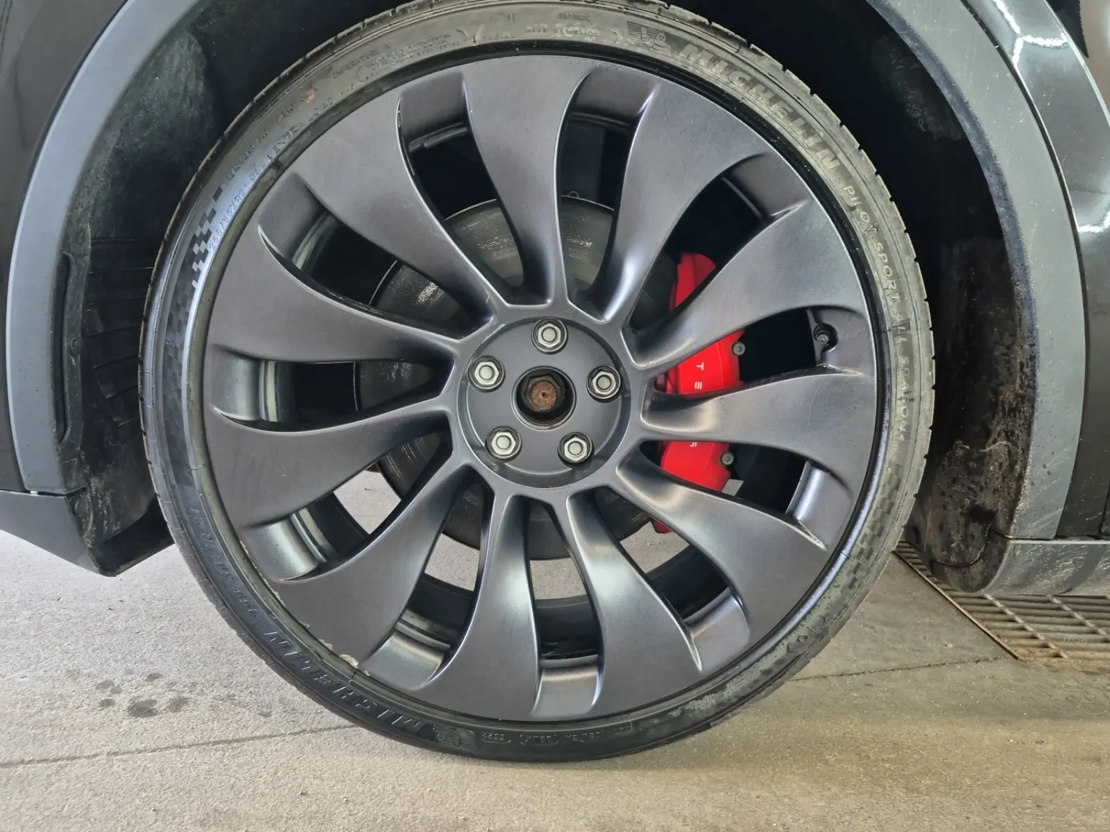 Front driver wheel/tire photo