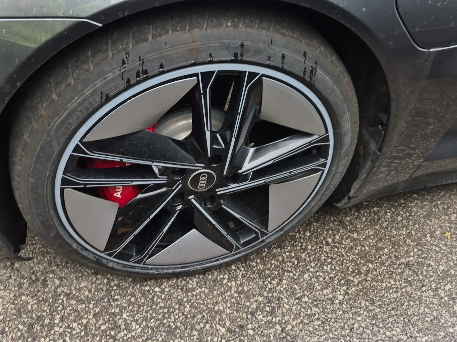 Front driver wheel/tire photo