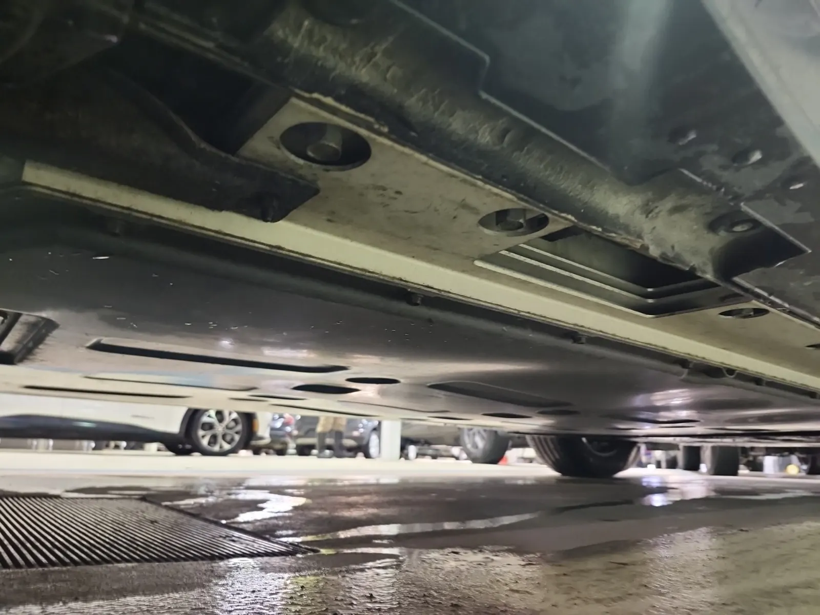 Undercarriage - Passenger Photo