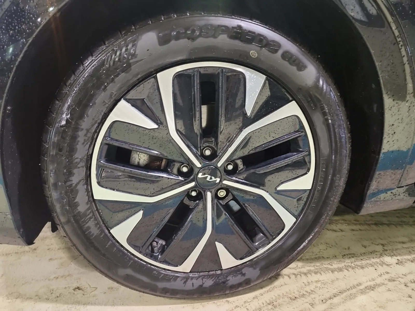 Front driver wheel/tire photo