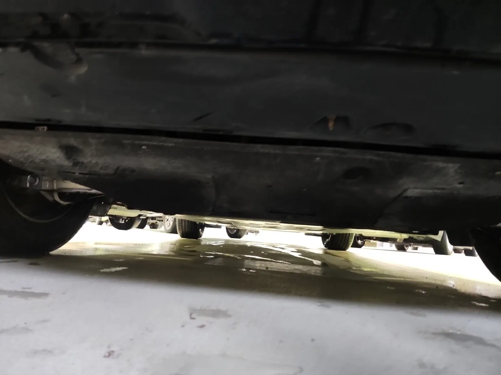 Undercarriage - Rear Photo