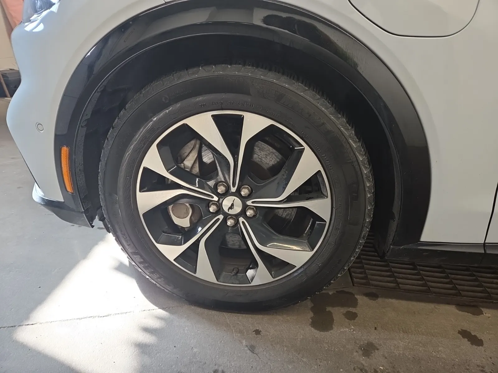 Front driver wheel/tire photo