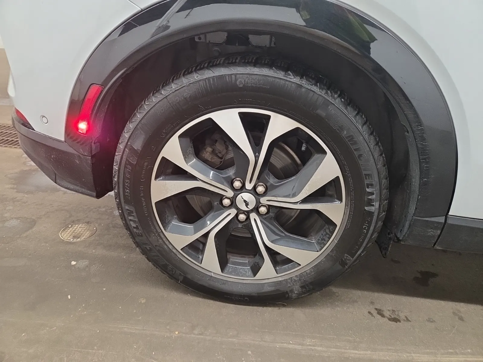 Right Rear Wheel/Tire Photo