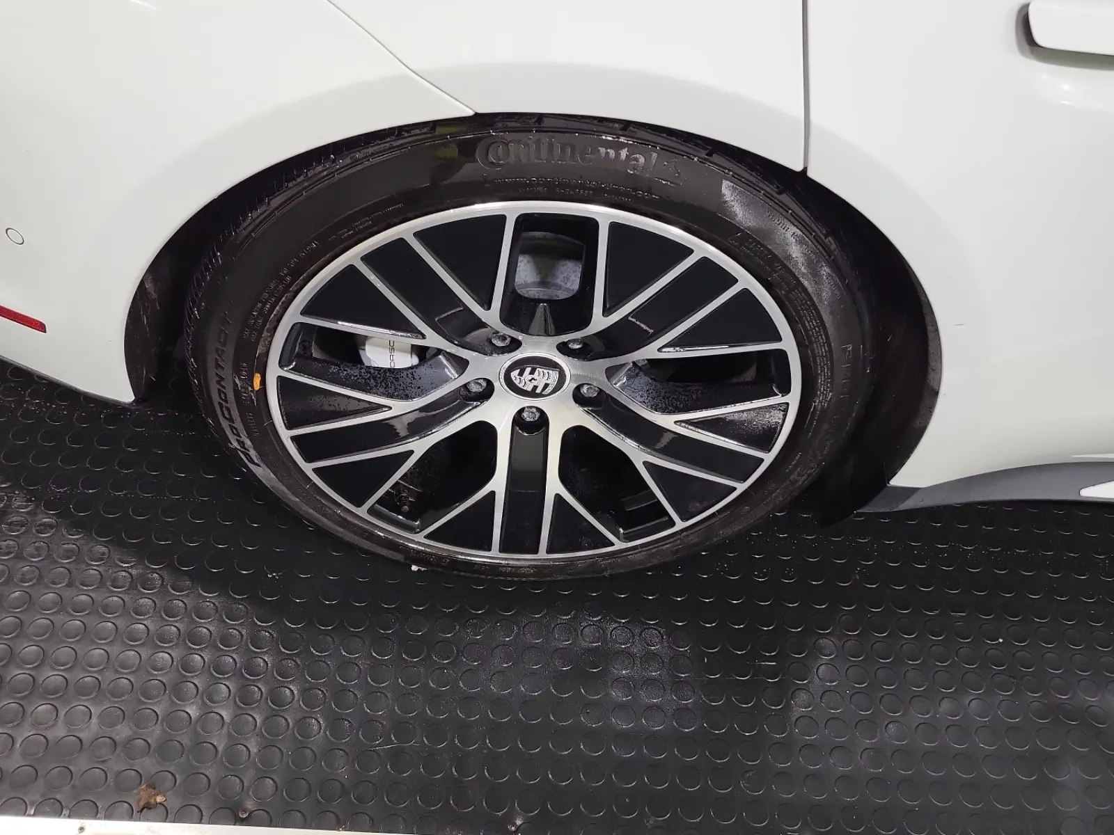 Right Rear Wheel/Tire Photo