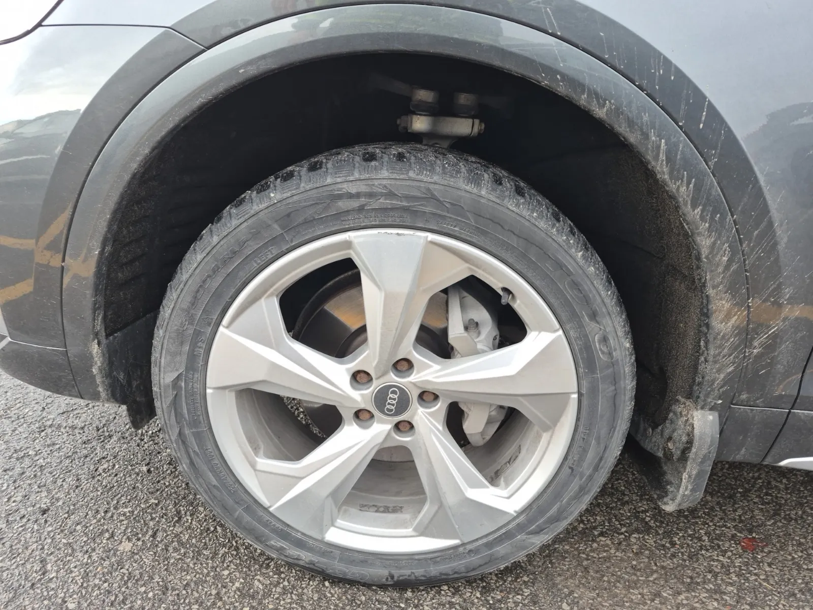 Front driver wheel/tire photo