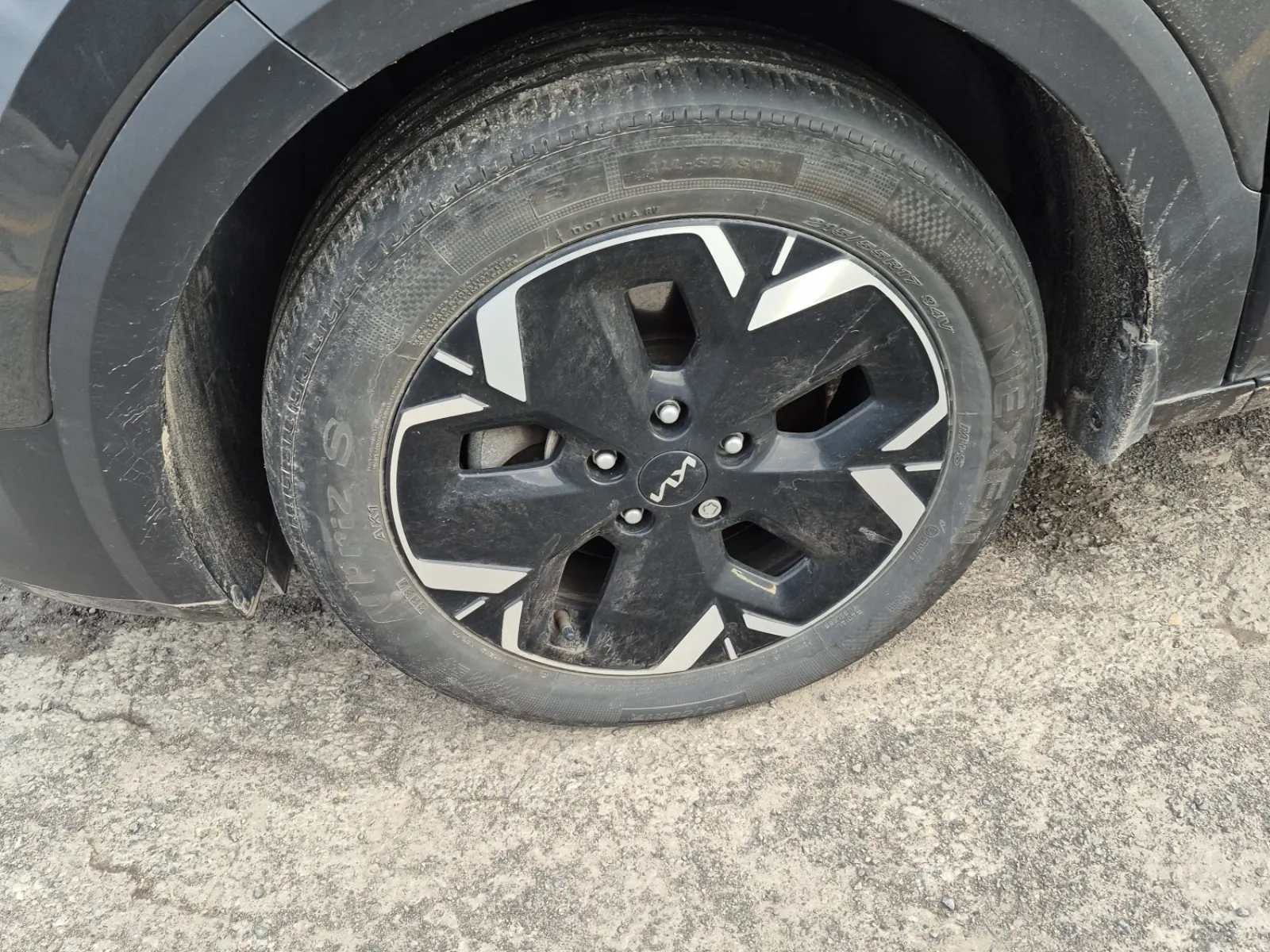 Front driver wheel/tire photo