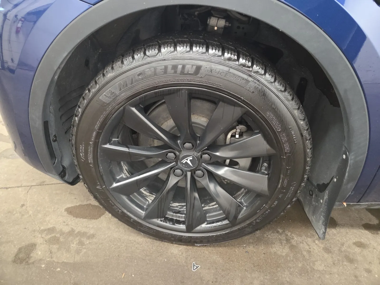 Front driver wheel/tire photo