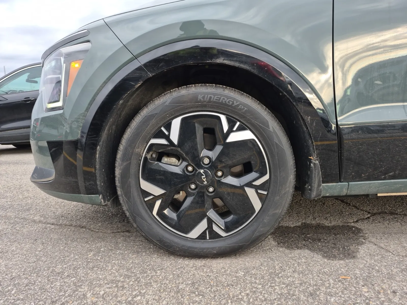 Front driver wheel/tire photo